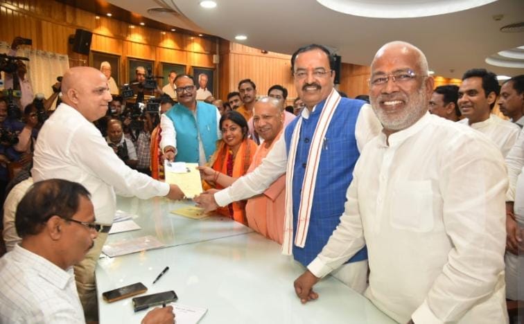 विधान परिषद चुनाव में भारतीय जनता पार्टी के प्रत्याशियों ने सोमवार को मुख्यमंत्री श्री योगी आदित्यनाथ, प्रदेश अध्यक्ष श्री स्वतंत्र देव सिंह, उपमुख्यमंत्री श्री केशव प्रसाद मौर्य व श्री बृजेश पाठक सहित अन्य वरिष्ठ नेताओं की उपस्थिति में अपना नामांकन किया