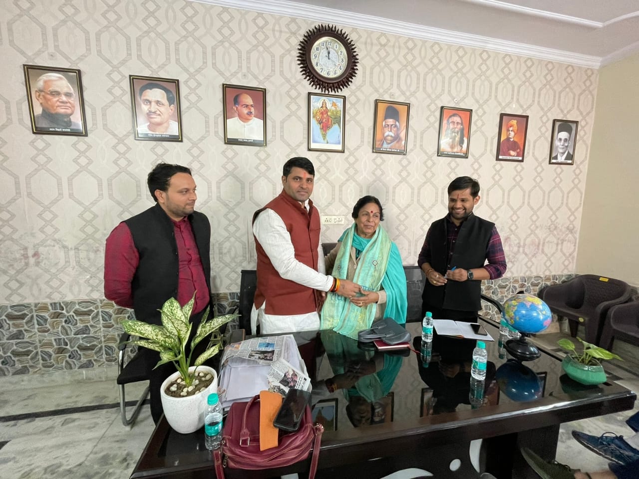 भारतीय जनता युवा मोर्चा नोएडा महानगर ने युवा मोर्चा जिला अध्यक्ष रामनिवास यादव के नेतृत्व में कैंप कार्यालय सेक्टर 122 नोएडा में वोटर आईडी कार्ड अभियान को जन अभियान बनाने के लिए बैठक करी