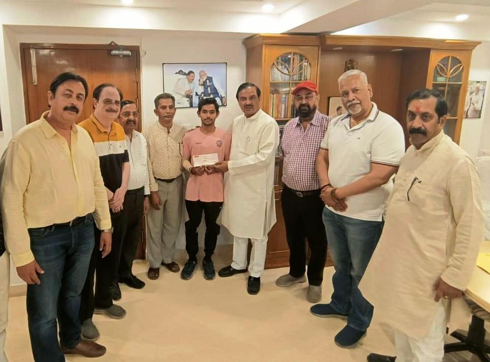 तीरंदाज सौरभ प्रसाद को आर्थिक सहायता राशि का चेक सौंपते डॉ महेश शर्मा