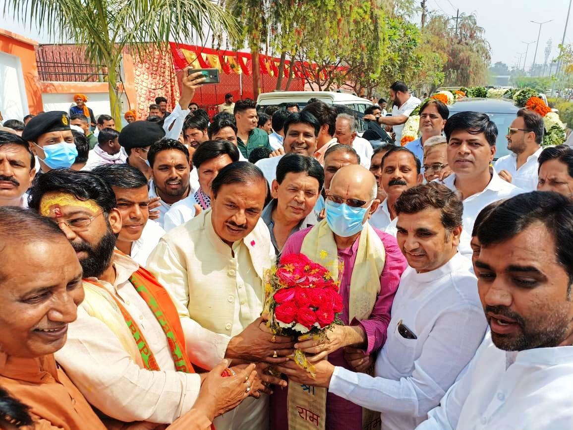 नरेंद्र भाटी भाजपा नेता और गुर्जर समाज के कद्दावर नेता एमएलसी का टिकट भरते हुए, डॉक्टर महेश शर्मा का बढ़ रहा है कद वेस्ट यूपी में