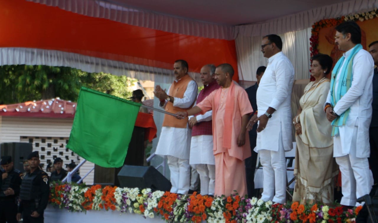 प्रधानमंत्री मोदी का हर घर तिरंगा नारा जनांदोलन बन गया - सीएम योगी, सीएम योगी ने ‘हर घर तिरंगा‘ अभियान को लेकर जागरूकता रैली को हरी झंडी दिखाई’