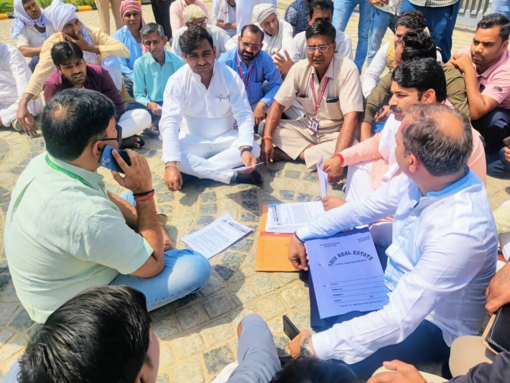 गांवों की समस्याओं के खिलाफ ग्रेनो प्राधिकरण के दफ्तर पर करप्शन फ्री इंडिया का घंटों हल्ला बोल प्रदर्शन।