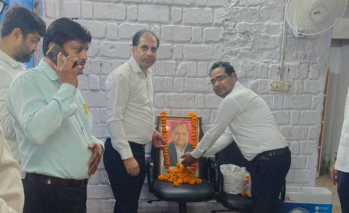 ग्रेटर नोएडा के सेक्टर गामा टू रजिस्ट्रार ऑफिस पर धरतीपुत्र पूर्व मुख्यमंत्री स्वर्गीय मुलायम नेताजी श्रद्धांजलि सभा का आयोजन किया गया