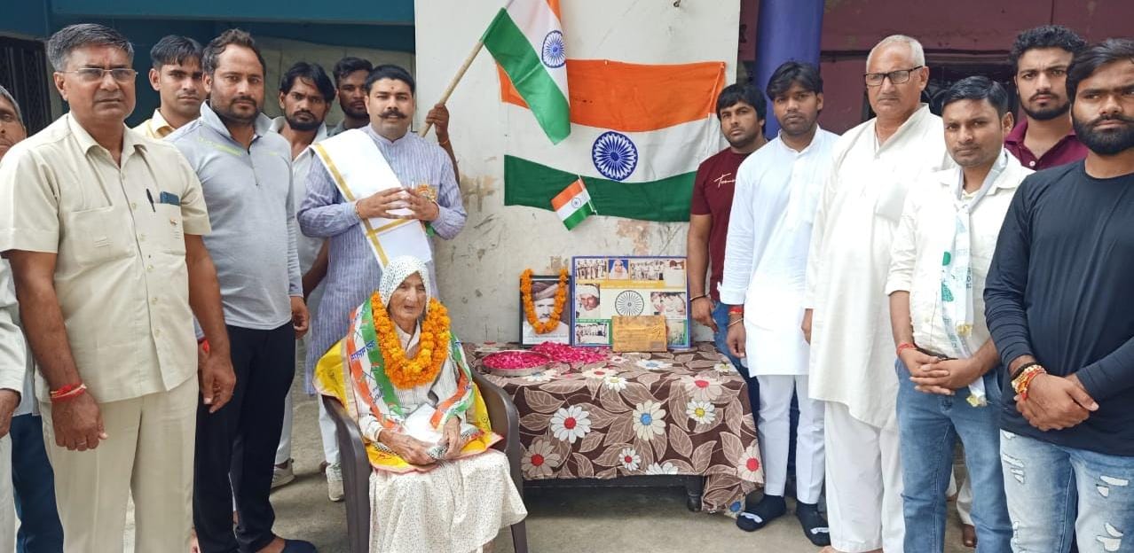 स्वतंत्रता सेनानी की धर्मपत्नी विद्या गुर्जर को किया करप्शन फ्री इंडिया संगठन ने सम्मानित