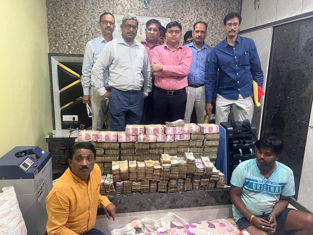 हमीरपुर में गुटखा कारोबारी के घर पर GST टीम की छापेमारी, बेड के अंदर मिले 6.31 करोड़ कैश