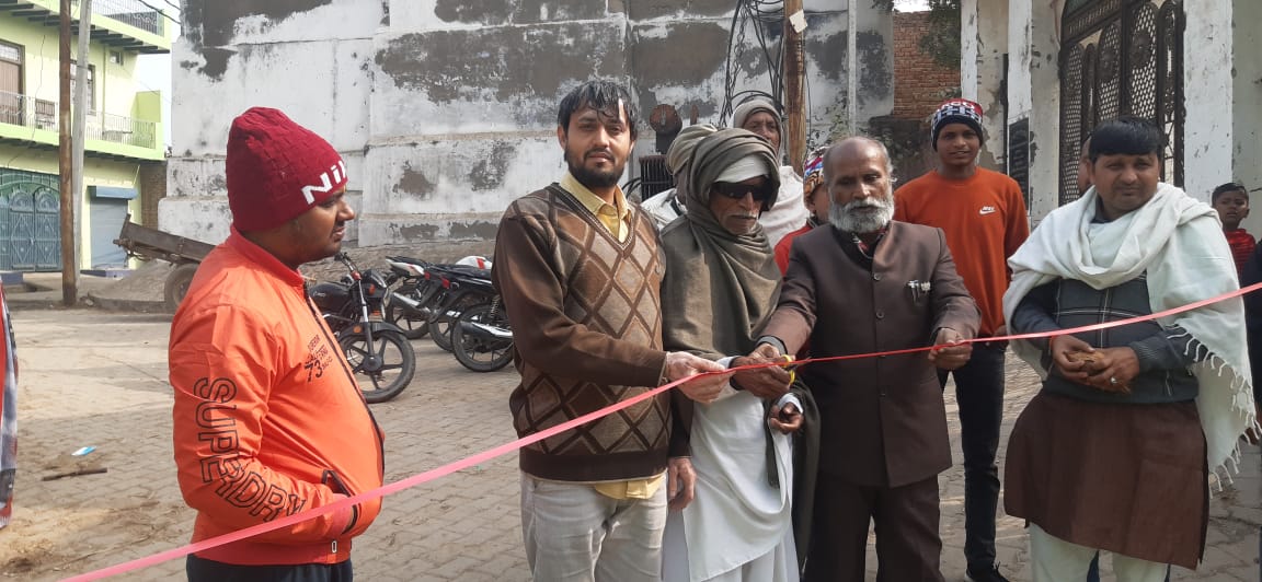मकर संक्रांति के पावन पर्व पर ऊंची दनकौर में स्थापित राधा कृष्ण शिव मंदिर पर गांव व भाजपा के नेताओं ने एकत्र होकर क्षेत्र के गरीब बेसहारा मजबूर लोगों को कड़ाके की ठंड से बचने हेतु कंबल वितरण किया