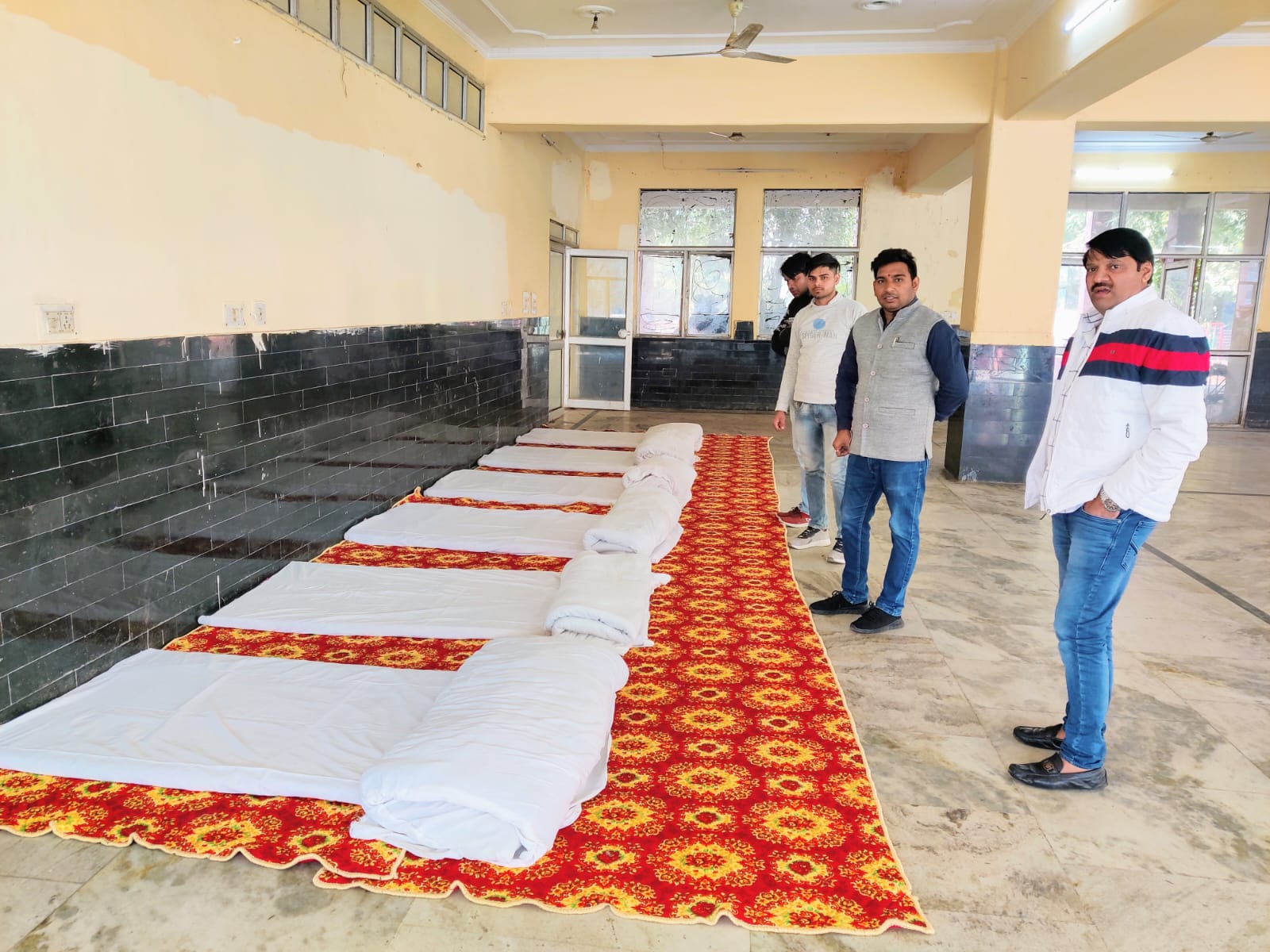 ठंड बढ़ने के साथ ही ग्रेटर नोएडा प्राधिकरण की सीईओ श्री रितु माहेश्वरी जी ने ग्रेटर नोएडा प्राधिकरण के अधिकारियों को रेन बसेरा बनाने के लिए निर्देश दिए