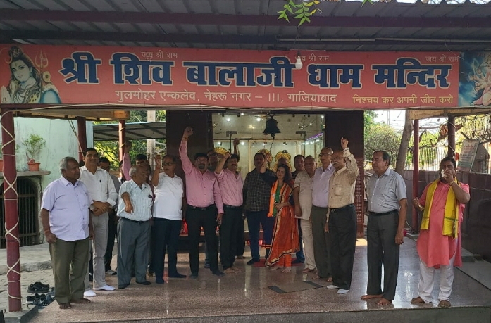 मैं, योगी आदित्यनाथ ईश्वर की शपथ लेता हूँ…….. शपथ लेते ही गुलमोहर में बटी मिठाई