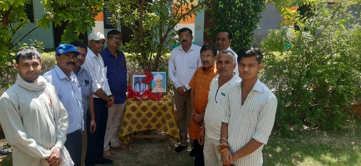 भारतीय जनता पार्टी मंडल दनकौर के कार्यकर्ताओं ने शिक्षक दिवस पर सर्वपल्ली राधा कृष्ण की जयंती पर उनके चित्र पर पुष्प अर्पित कर उनको याद किया