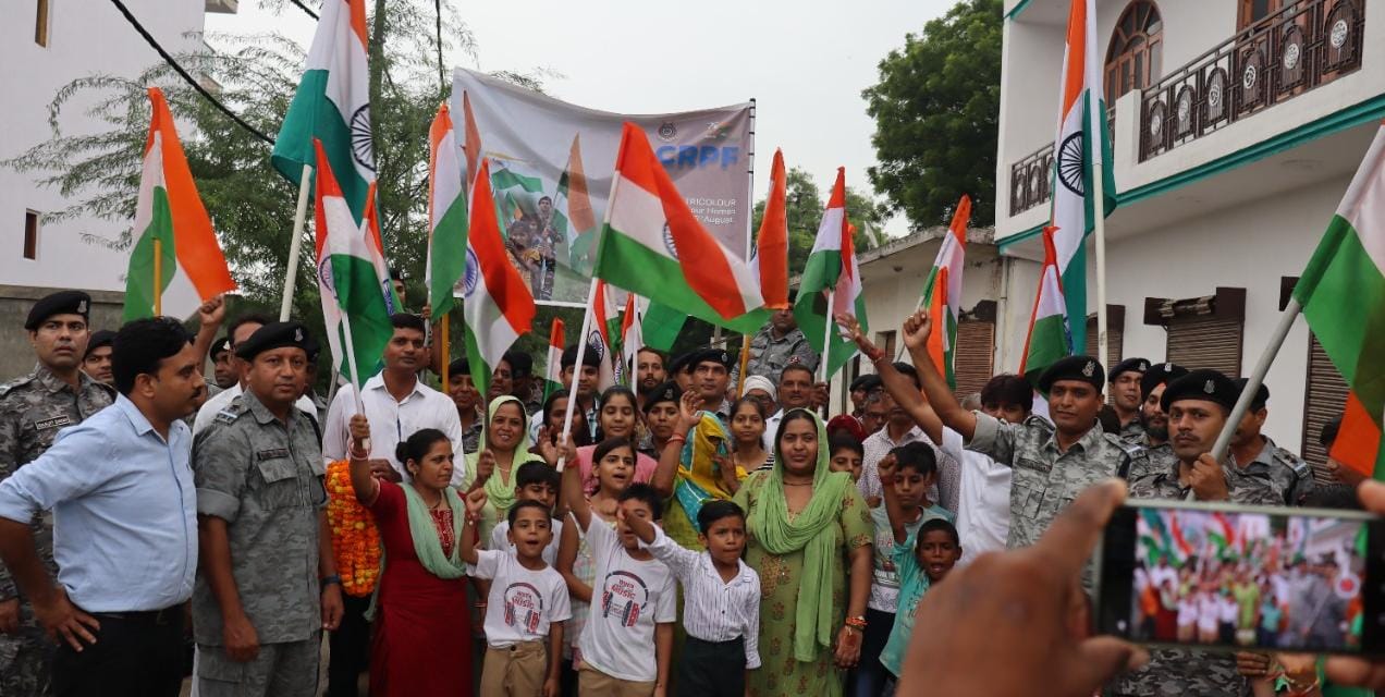 कमांडेंट महेश कुमार के नेतृत्व में मायचा गांव में जवानों द्वारा हाथों में तिरंगा के साथ तिरंगा यात्रा निकाली….