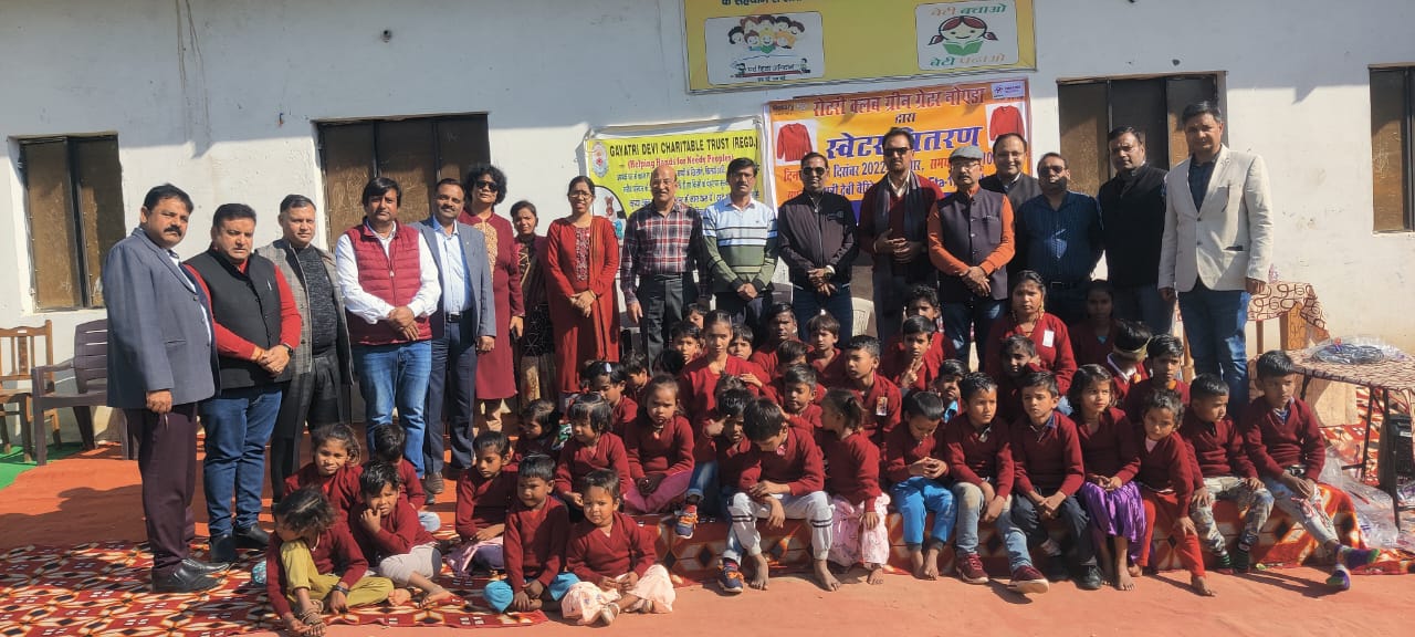 रोटरी क्लब ग्रीन ग्रेनो ने बच्चों को किये स्वेटर वितरित