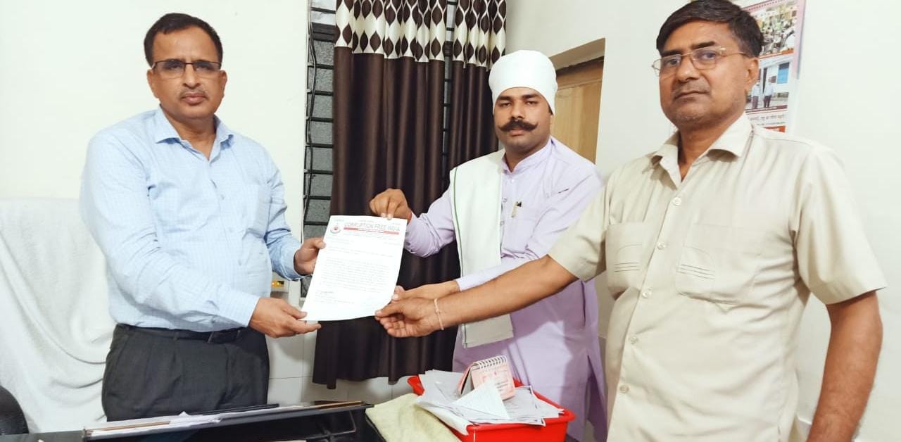 होली पब्लिक स्कूल के द्वारा शिक्षा के नाम पर हो रही लूट के विरोध में करप्शन फ्री इंडिया ने सौंपा ज्ञापन
