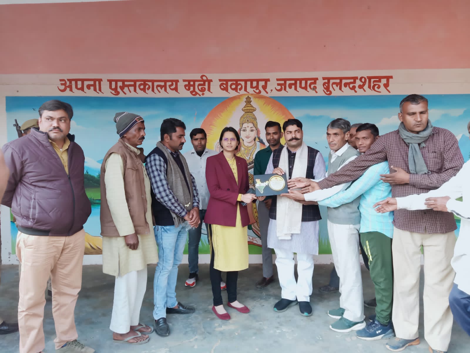 मुढी बकापुर में बने आधुनिक पुस्तकालय को देख एसडीएम सदर ने की प्रशंसा
