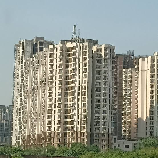 सोसाइटी में 4 दिन से कैद है 60 परिवार, जो लोग 19 मंजिल पर हैं उन्हें होती है ग्राउंड फ्लोर पर आने में दिक्कत, बच्चे 19 में मंजिल से उतरकर हाफ जाते हैं