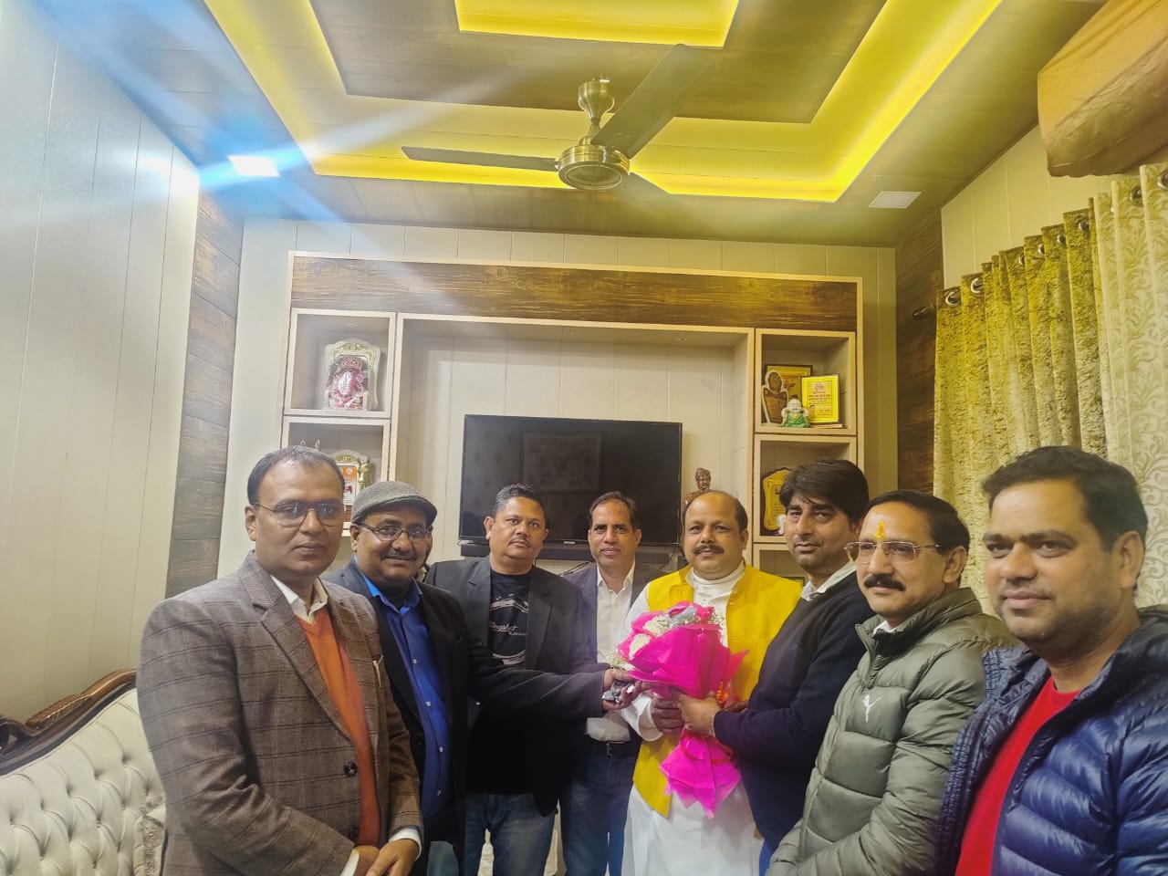 उत्तर प्रदेश भाजपा युवा मोर्चा के प्रदेश कार्यसमिति सदस्य ऋषभ शर्मा जी के आवास पर उत्तर प्रदेश व्यापार कल्याण विभाग के उपाध्यक्ष/राज्यमंत्री आदरणीय श्री मनीष गुप्ता जी का आगमन हुआ