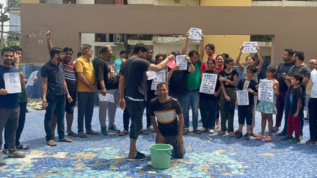 ग्रेटर नोएडा वेस्ट पंचशील हाईनिस सोसायटी में फ्लैट खरीदारों ने सूखे स्विमिंग पूल में नहाकर किया प्रदर्शन