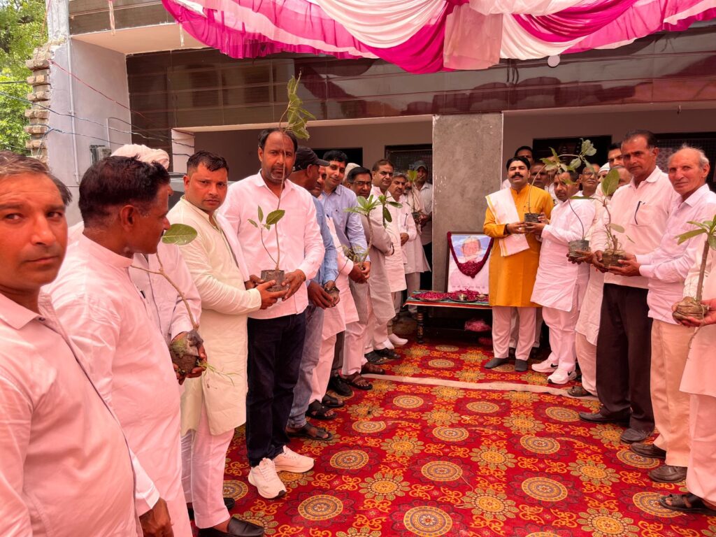 तेहरावीं के अवसर पर शमशान घाट व मंदिर परिसर में 51 पौधें रोपित कर दिया नया संदेश