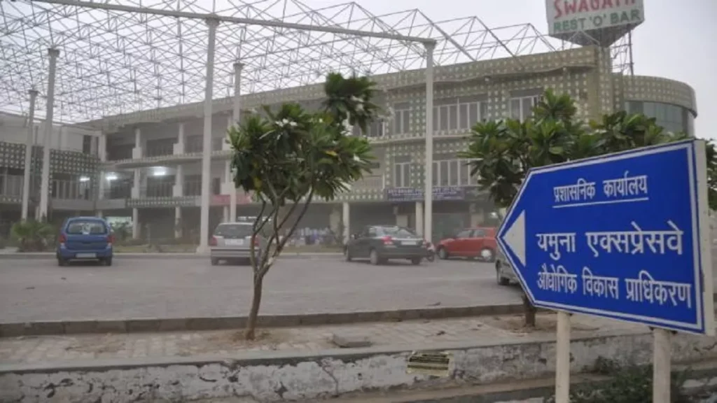 YEIDA Authority News : “यमुना एक्सप्रेसवे पर उद्योगों की बड़ी एंट्री!” — हजारों करोड़ का निवेश, हजारों युवाओं को मिलेगा रोजगार, एस्कॉर्ट्स कुबोटा को मिला बड़ा प्लॉट, ट्रैक्टर निर्माण यूनिट होगी स्थापित, CNH इंडस्ट्रियल इंडिया भी करेगी निवेश, सेक्टर-8डी में लगेगा प्लांट, औद्योगिक विकास को मिलेगी रफ्तार, रोजगार के खुलेंगे नए द्वार