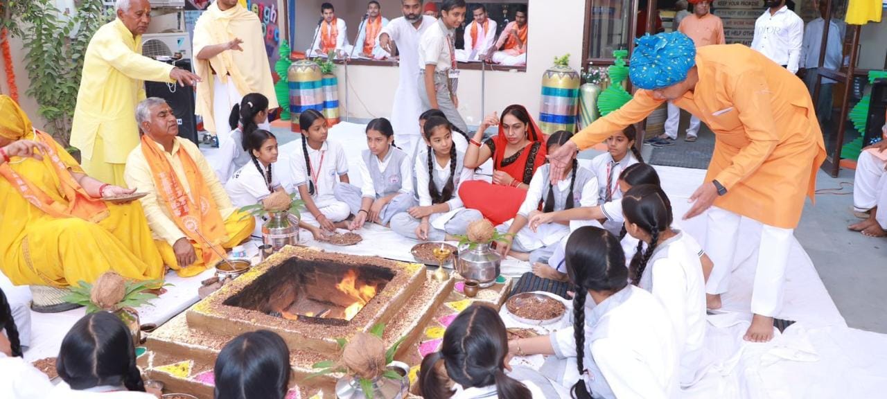 आर्य दीप इंटर कॉलेज मकोड़ा मे शुरू हुआ सामवेद पारायण महायज्ञ
