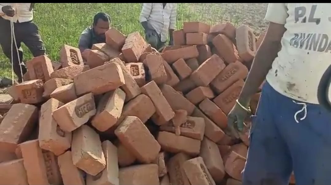 नाली के निर्माण में दोयम दर्जे की ईंटों का प्रयोग कर किया गया भ्रष्टाचार