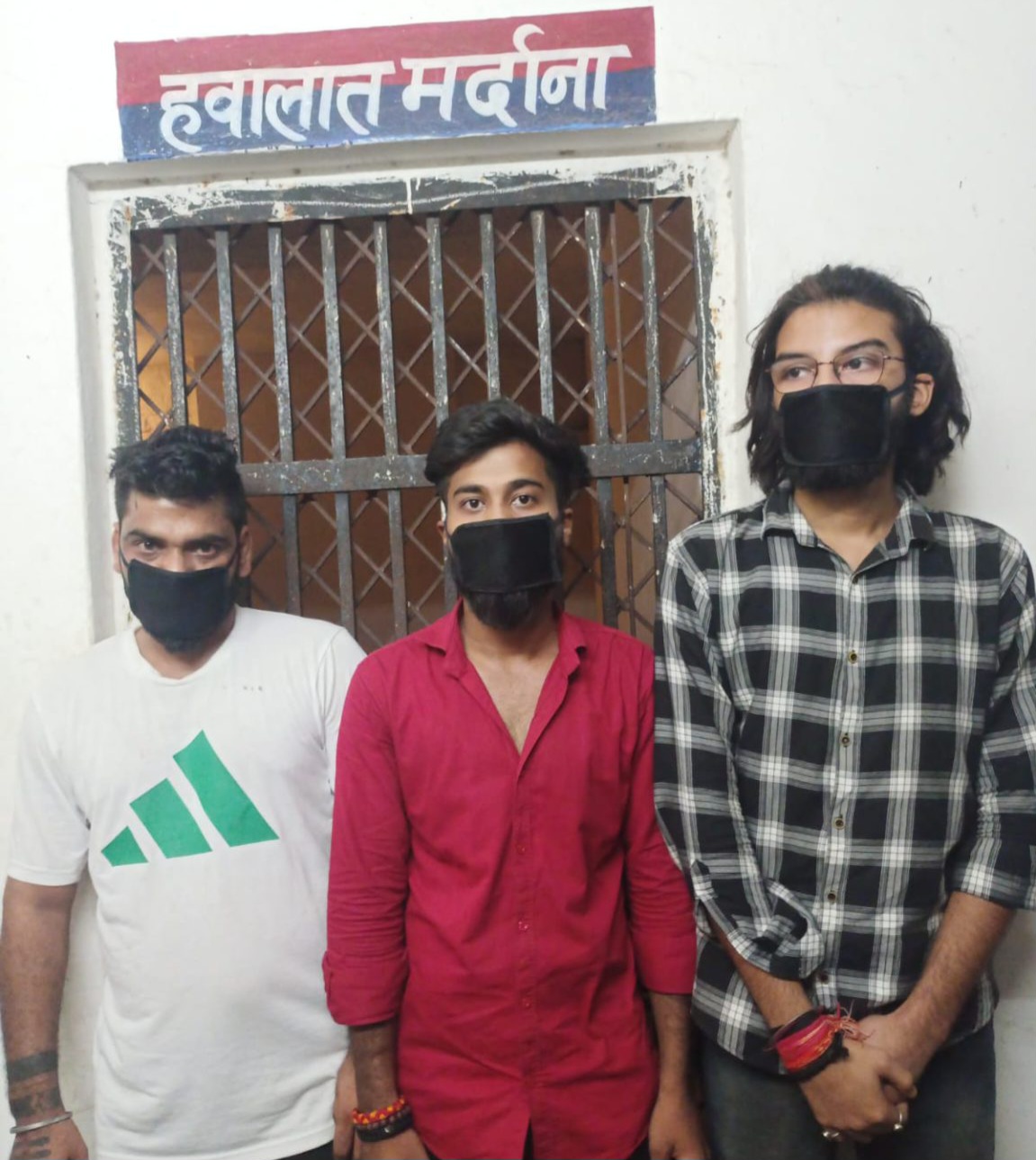 Greater Noida Alpha News: ग्रेटर नोएडा की पॉश मार्केट में रोडरेज का हाईवोल्टेज ड्रामा, मामूली टक्कर के बाद चार युवकों ने बीच सड़क पर गाड़ी के ड्राइवर पर लात-घूसों की बरसात कर दी, भीड़ मूकदर्शक बनकर देखती रही