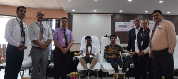 आईआईएमटी कॉलेज में लगा ब्लड डोनेशन कैंप, सैंकड़ों छात्रों ने किया रक्तदान