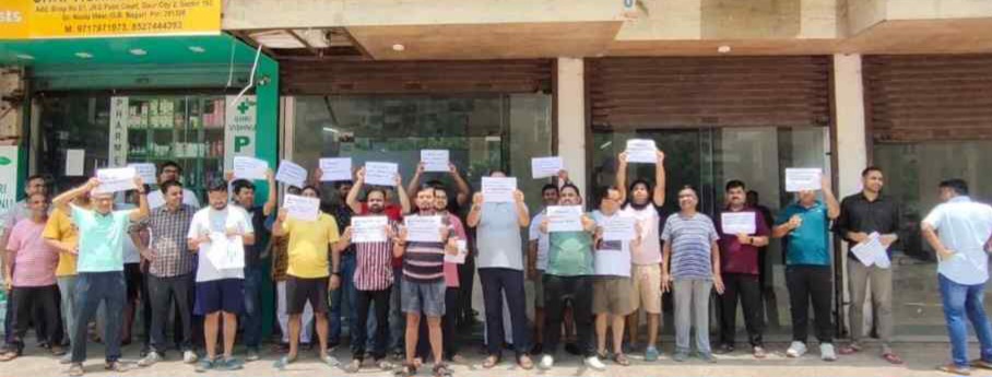 Greater Noida West News : "पांच साल से रजिस्ट्री के इंतज़ार में परेशान इस सोसाइटी के खरीदारों का गुस्सा फूटा, बिल्डर का सेल्स ऑफिस घेरा – बोले, अब भरोसा नहीं सिर्फ रजिस्ट्री चाहिए!"