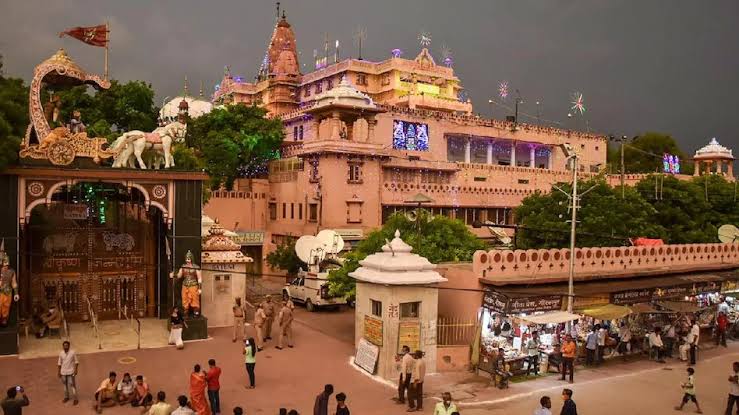 योगी के निर्देश के बाद श्री कृष्ण जन्मभूमि और गोरखनाथ मंदिर ने प्रस्तुत किया उदाहरण: परिसर से हटाया लाउड्स्पीकर
