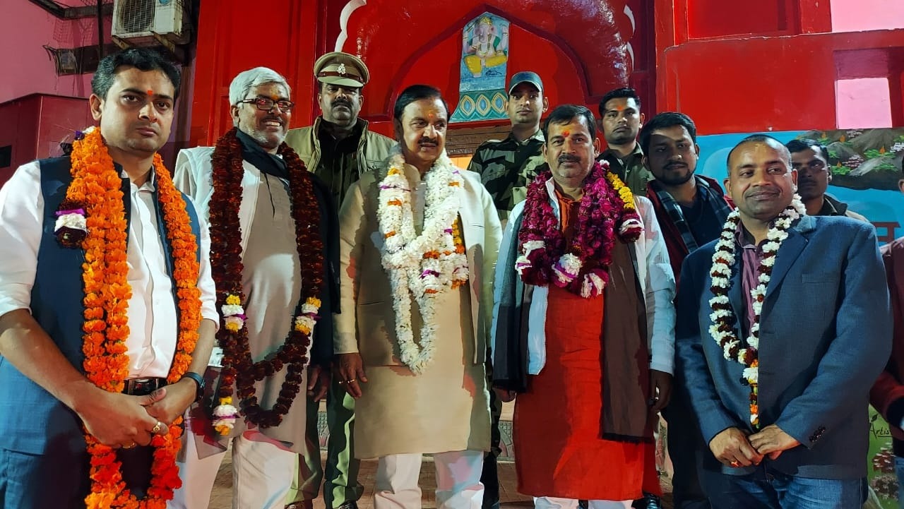 ब्राह्मणों को साधने के लिए भाजपा के शीर्ष नेत्तृव ने सांसद डा.महेश शर्मा को लखनऊ से गोरखपुर तक की जिम्मेदारी दी