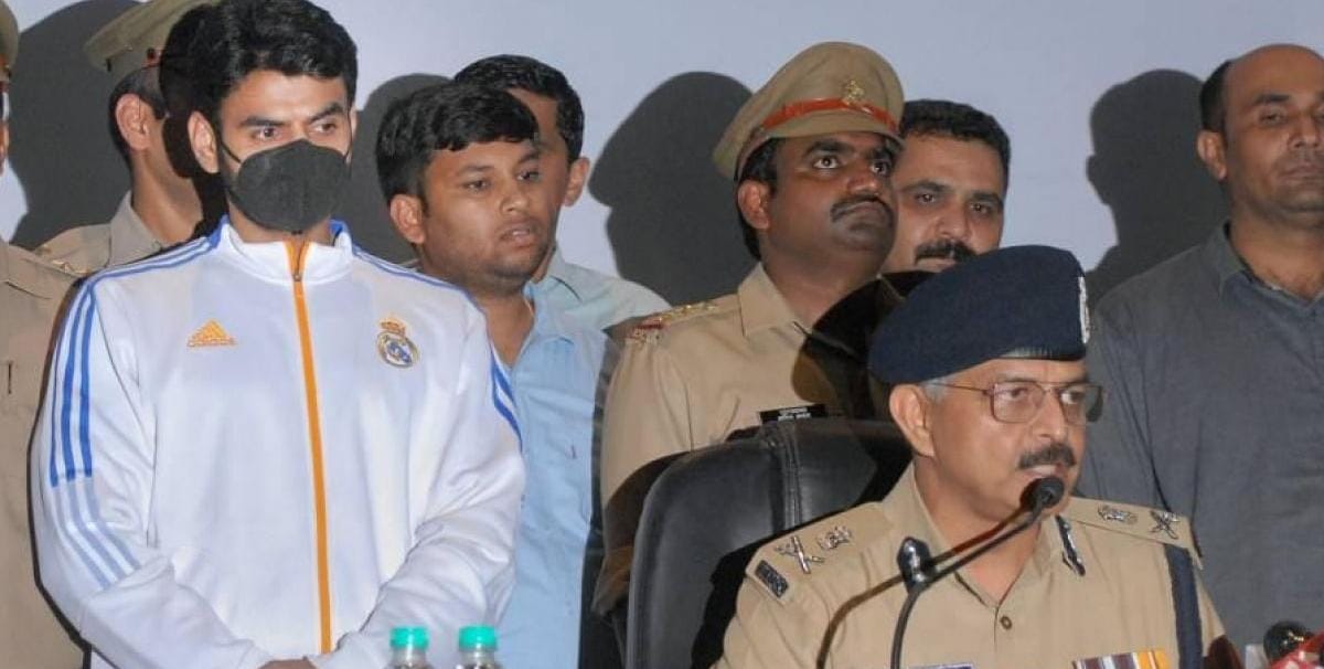 एक बेटी के अंतरंग पर लात मारी गई सेक्टर 12 22 नोएडा का मामला, कमिश्नर आलोक सिंह का नंगा नाच ब्राह्मणों पर अत्याचार की घिनौनी हरकत, कहां गए ब्राह्मण संगठन, जो श्रीकांत त्यागी के नाम पर रोटी सेक रहे थे - अखिल भारतवर्षीय ब्राह्मण महासभा