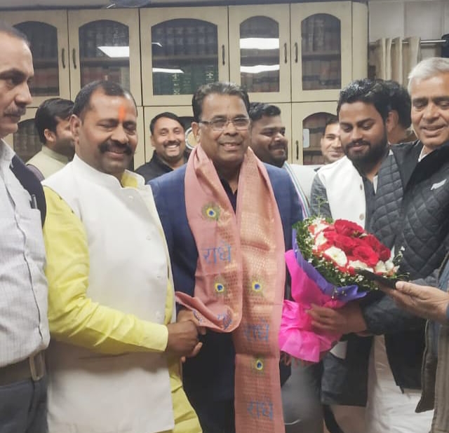 नरेंद्र कश्यप जी मंत्री उत्तर प्रदेश सरकार के जन्मदिन पर भाजपा कार्यकर्ताओं ने पुष्प गुच्छ देकर जन्मदिन की बधाई दी