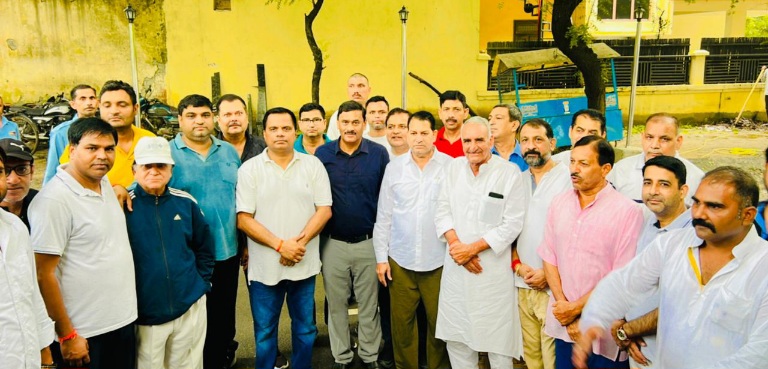 Greater Noida News : गामा-1 में रेज़ीडेंट्स की सुविधा के लिए आरडब्ल्यूए ने गेट न.1 पर हट का किया निर्माण, समर्पित किया सेवा में