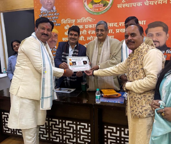Kavi Sammman News : "ग्रेटर नोएडा के कवि मुकेश शर्मा को मिला 'अटल श्री सम्मान', साहित्य जगत में रचा इतिहास", साहित्य और समाज की सेवा का सफर, कवि मुकेश शर्मा की प्रेरणादायक यात्रा