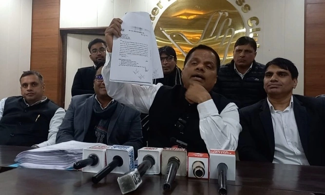 Breaking News : “कानून की कुर्सी पर बैठा व्यक्ति साज़िश से नहीं झुकेगा”, राजनीतिक रसूख, मुखबिर और झूठे मुकदमे के आरोपों पर बार अध्यक्ष मनोज भाटी का बड़ा खुलासा, समिति गठित, हर पहलू पर नजर, समर्थन में उमड़े अधिवक्ता और समाज के लोग