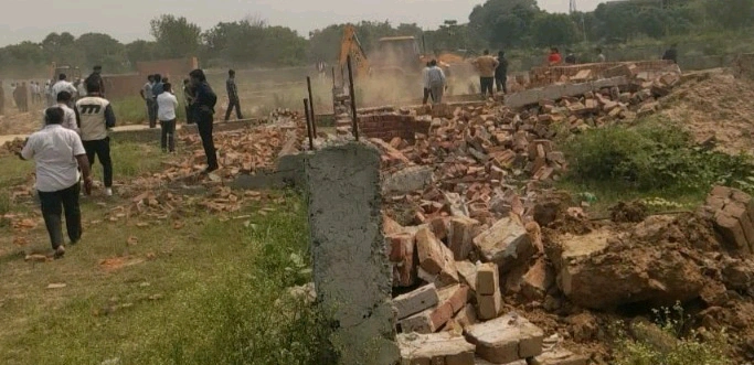 Greater Noida Authority News : बुलडोज़र चला तो कांप उठे भूमाफिया!, ग्रेटर नोएडा प्राधिकरण का भनौता में बड़ा एक्शन, 40 हजार वर्गमीटर जमीन को कराया कब्ज़ा मुक्त, अवैध निर्माण मिनटों में जमींदोज, एसीईओ सुमित यादव के नेतृत्व में चला अभियान