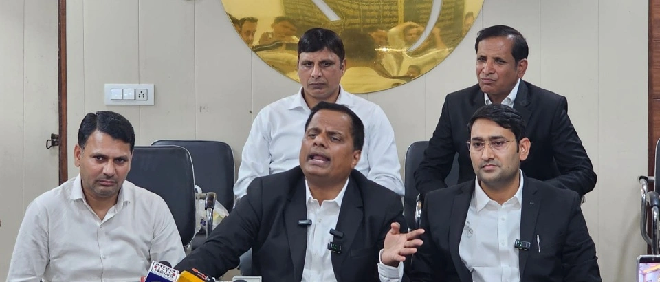 Breaking News : ब्राह्मण समाज पर टिप्पणी से बढ़ा सियासी बवाल, गौतमबुद्धनगर बार एसोसिएशन के अध्यक्ष और सचिव ने समाजवादी पार्टी से दिया इस्तीफा, कहा— “अधिवक्ता हित और सामाजिक सम्मान सर्वोपरि”, वकीलों के चैंबर निर्माण रोकने का भी लगाया आरोप