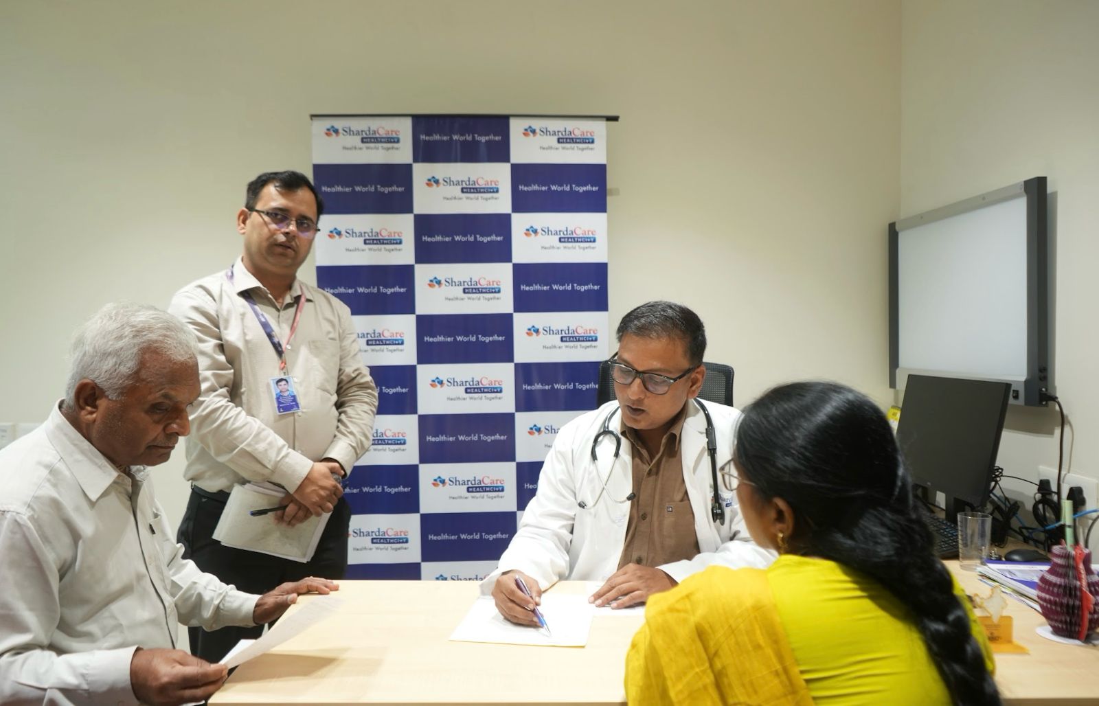 Sharda HealthCare News शारदाकेयर हेल्थसिटी के कार्डियक-वैरिकोज वेन स्क्रीनिंग कैंप में 100 से अधिक लोगों की जांच, विश्व हृदय दिवस से पहले आयोजित कैंप में ECG और विशेषज्ञ परामर्श की सुविधा, हृदय व नसों से जुड़े लक्षणों की समय पर पहचान पर जोर