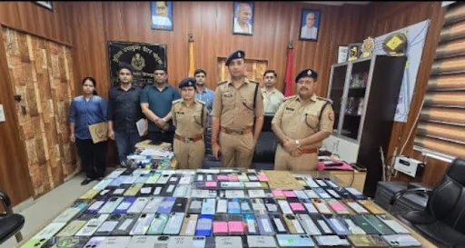 Greater Noida News: मिशन सहयोग के तहत ग्रेटर नोएडा पुलिस ने बरामद किए 104 गुम मोबाइल, 21 लाख रुपये के स्मार्टफोन वास्तविक मालिकों को लौटाए
