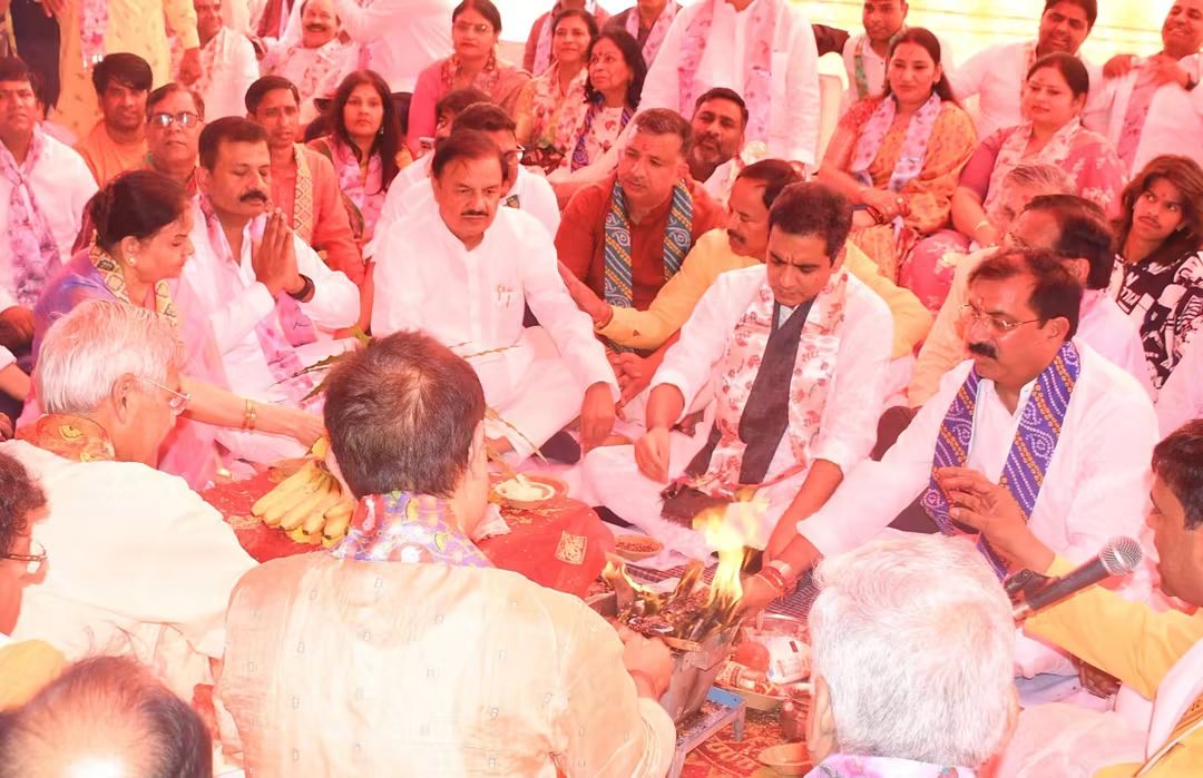 Noida News: नोएडा स्टेडियम में भव्य रामलीला के लिए भूमि पूजन संपन्न, श्री सनातन धर्म रामलीला समिति की 41 वर्षों की परंपरा जारी; 11 से 21 अक्टूबर तक होगा रामलीला मंचन