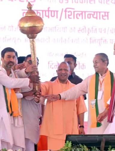 Gautam Buddh Nagar News: मुख्यमंत्री योगी आदित्यनाथ के साथ हेलीकॉप्टर में नवाब सिंह नागर की यात्रा चर्चा में, गौतमबुद्ध नगर दौरे में लगातार साथ दिखे भाजपा पश्चिम क्षेत्र अध्यक्ष; 2027 से पहले संगठनात्मक हलकों में बढ़ी चर्चाएं