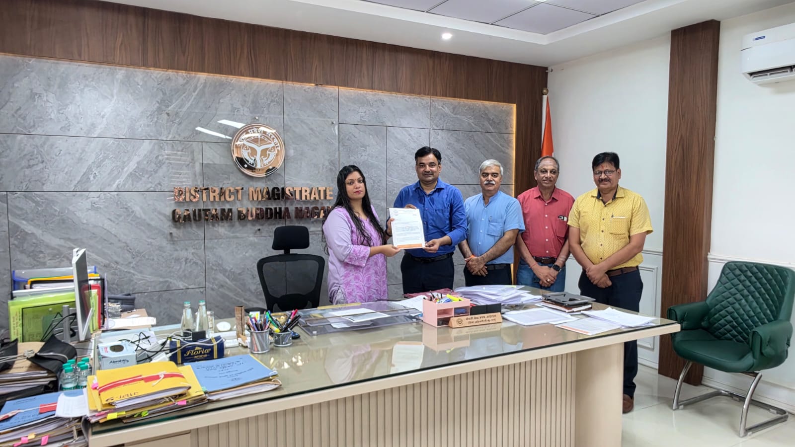 IEA Industry News IEA प्रतिनिधिमंडल ने DM मेधा रूपम से की मुलाकात, ग्रेटर नोएडा के औद्योगिक क्षेत्रों में ट्रक पार्किंग, जाम और बिना कनेक्शन पानी के बिल का मुद्दा उठाया