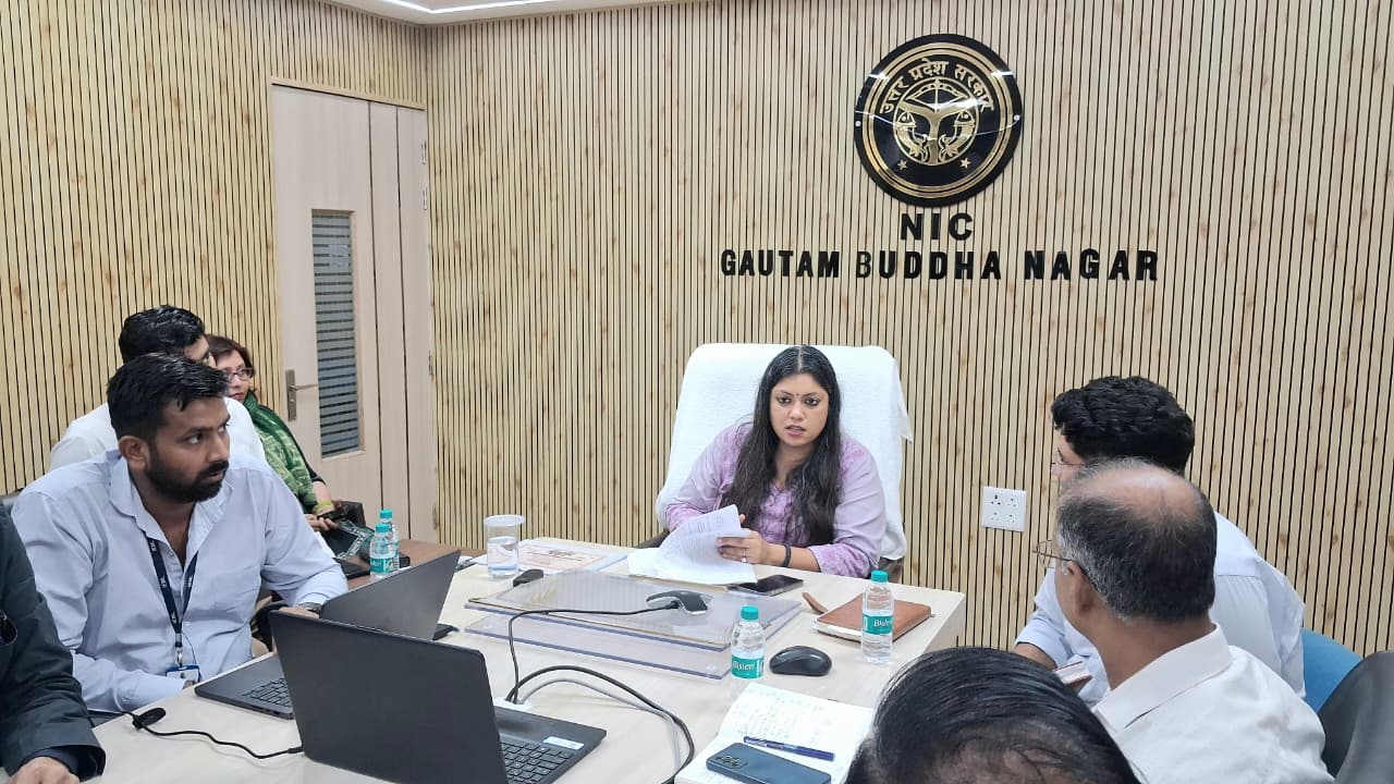 UP International Trade Show 2026 की तैयारियां तेज, 25 सितंबर से इंडिया एक्सपो मार्ट में होगा आयोजन; डीएम मेधा रूपम ने स्कूल-कॉलेजों से विद्यार्थियों की अधिकाधिक भागीदारी के दिए निर्देश, ODOP उत्पादों के साथ यूपी की क्राफ्ट, कल्चर और कुजीन आकर्षण का केंद्र होंगे