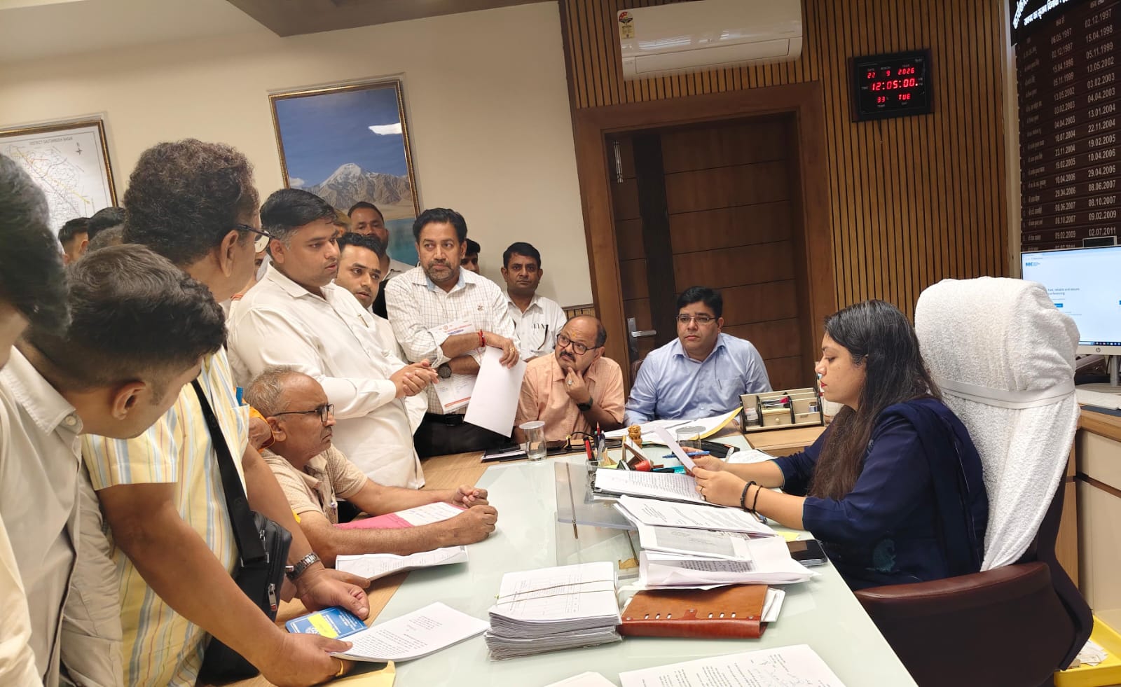 Big News गांधी जयंती पर ग्रेटर नोएडा कलेक्ट्रेट में सवर्ण स्वाभिमान मंच का मौन उपवास, आरक्षण व्यवस्था और SC/ST Act में संशोधन की मांग; राष्ट्रपति के नाम सौंपेंगे ज्ञापन