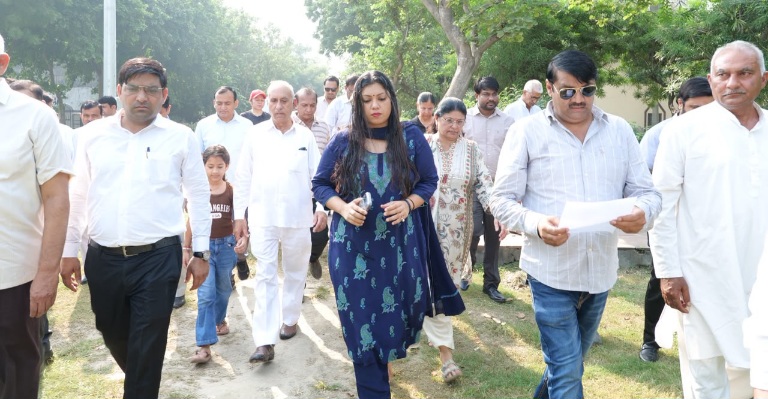 Greater Noida Beta-1 Sector News: जिलाधिकारी मेधा रूपम ने किया सेक्टर बीटा-1 का निरीक्षण, बाउंड्री वॉल, सीवर ओवरफ्लो, गंगाजल के कम प्रेशर और स्ट्रीट लाइट की समस्याओं के जल्द समाधान का आश्वासन