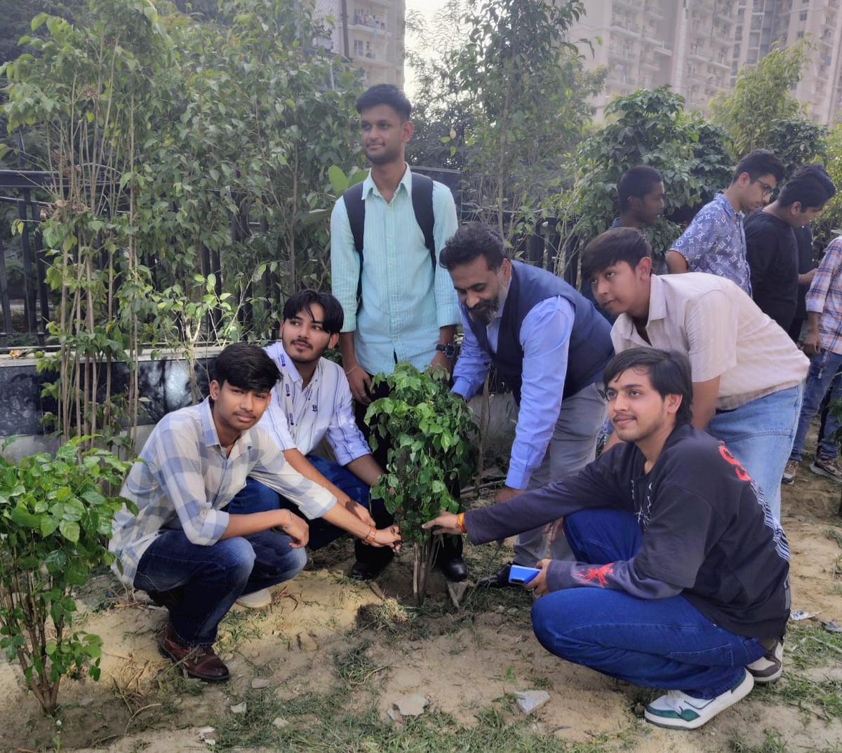 Greater Noida News: मेट्रो विश्वविद्यालय में ‘सेवा संकल्प अभियान’ के तहत वृक्षारोपण, कुलपति प्रो. राजेश कुमार पाठक और कुलसचिव डॉ. राकेश धर द्विवेदी ने लिया पर्यावरण संरक्षण का संकल्प