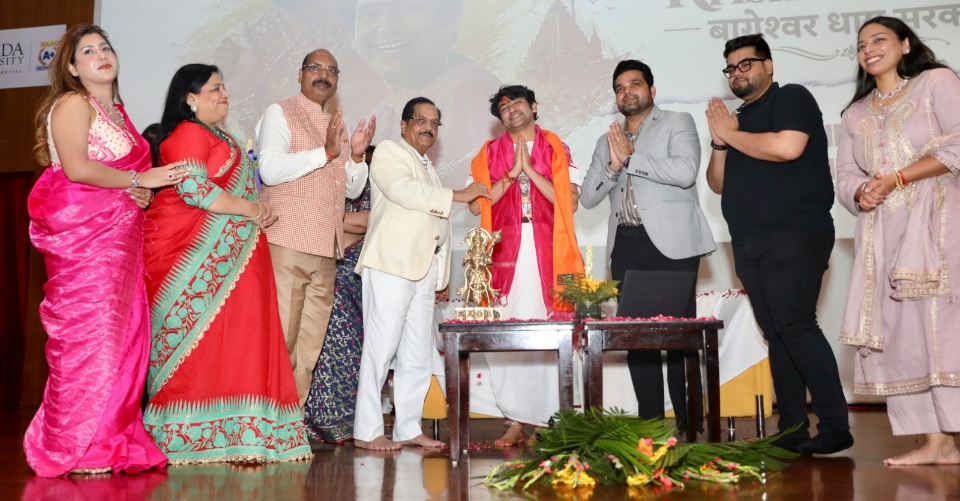 Sharda University Greater Noida में पंडित धीरेंद्र कृष्ण शास्त्री का ‘Mind Set–Life Set’ कार्यक्रम, आनंद स्वरूप जी और शारदा माता जी की मूर्तियों का अनावरण; विद्यार्थियों को सकारात्मक सोच, अनुशासन और संतुलित जीवन का संदेश