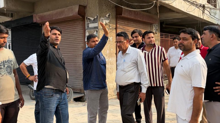 Noida News: गढ़ी चौखंडी गांव में नोएडा प्राधिकरण के अधिकारियों का दौरा, ग्रामीणों ने सीवर, पानी, नाली, RCC सड़क और साफ-सफाई की समस्याएं उठाईं; समाधान की मांग सीईओ कृष्णा करुणेश के निर्देश पर हुआ गांव का दौरा 