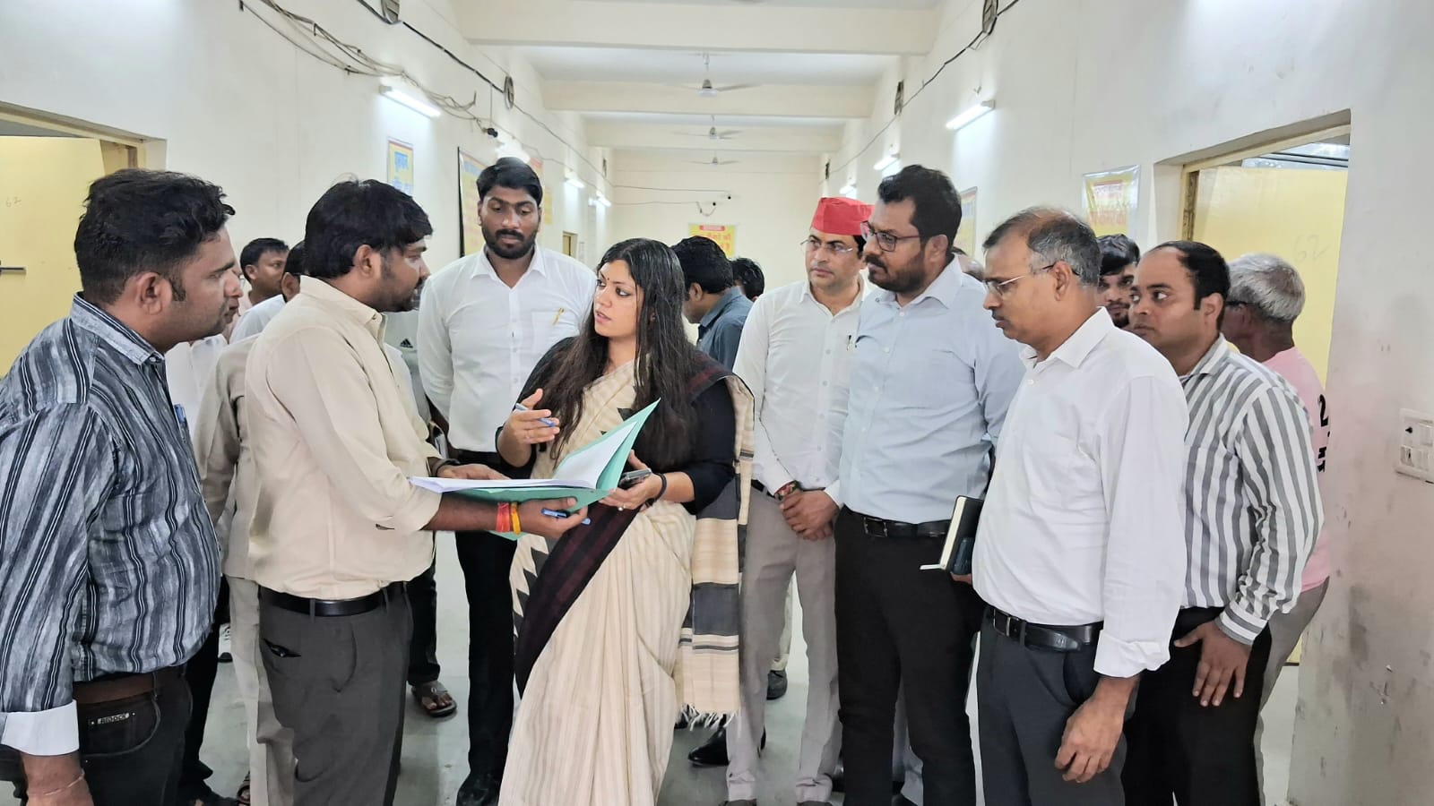 GautamBuddh Nagar News: जिला निर्वाचन अधिकारी ने EVM-VVPAT वेयर हाउस का त्रैमासिक निरीक्षण किया, सील और CCTV व्यवस्था मिली सुरक्षित, जिला निर्वाचन अधिकारी मेधा रूपम ने कलेक्ट्रेट स्थित वेयर हाउस का लिया जायजा, राजनीतिक दलों के प्रतिनिधि रहे मौजूद