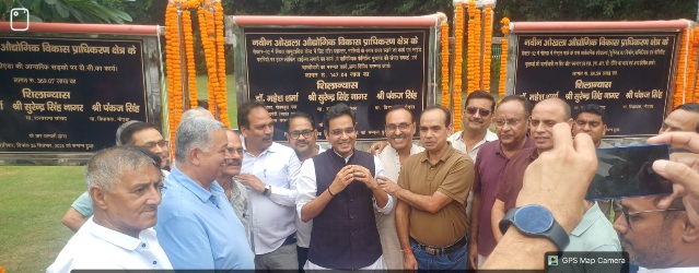 Noida News: सेक्टर-92 में 5.55 करोड़ रुपये के विकास कार्यों का शिलान्यास, विधायक पंकज सिंह ने RWA और निवासियों की समस्याएं सुनीं