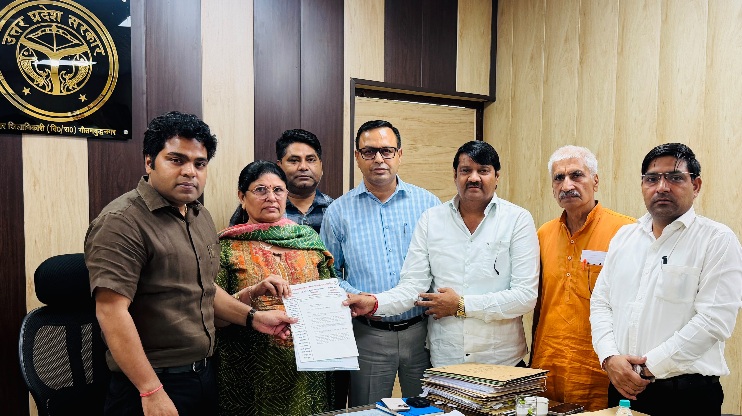 Greater Noida News: Beta-1 RWA ने ADM और प्राधिकरण अधिकारियों से की मुलाकात, DM के निरीक्षण के बाद विकास कार्यों में तेजी; एक-दो महीने में बाउंड्री, सड़क, सीवर और स्ट्रीट लाइट दुरुस्त करने का आश्वासन